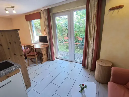 Wohnbereich mit Gartenblick